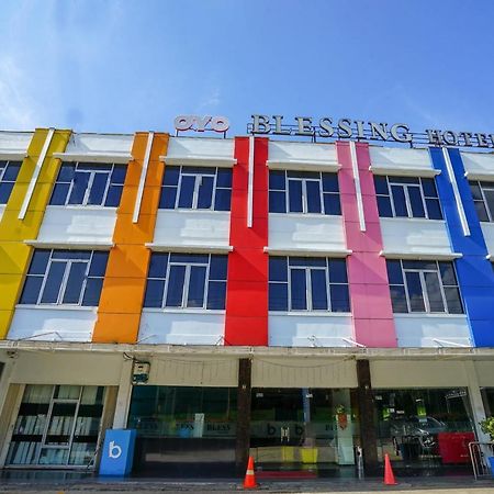 Oyo 575 Blessing Hotel Palembang Luaran gambar